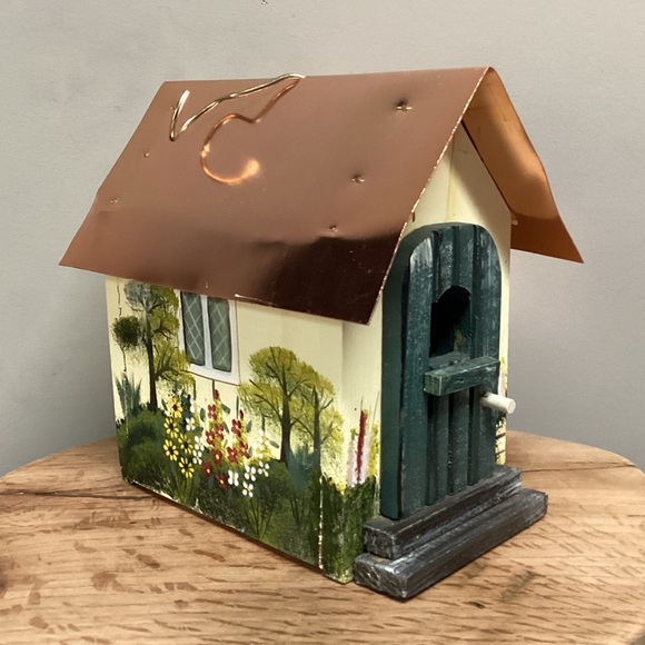 🟡 Hand Painted - Copper Roofed - Birdhouse - Excellent Condition - Unique Design - Picture 2 of 13